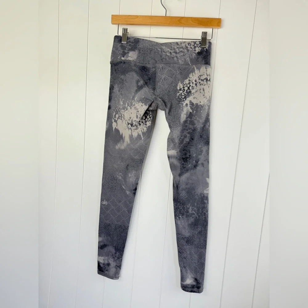 ALO Yoga stylish marble